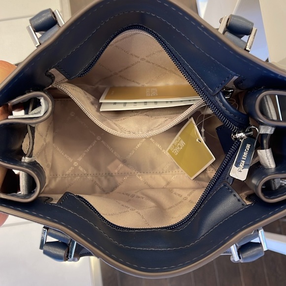 Michael Kors Hamilton Small Satchel Shoulder Crossbody Bag
Navy Multi
NWT - Picture 3 of 16